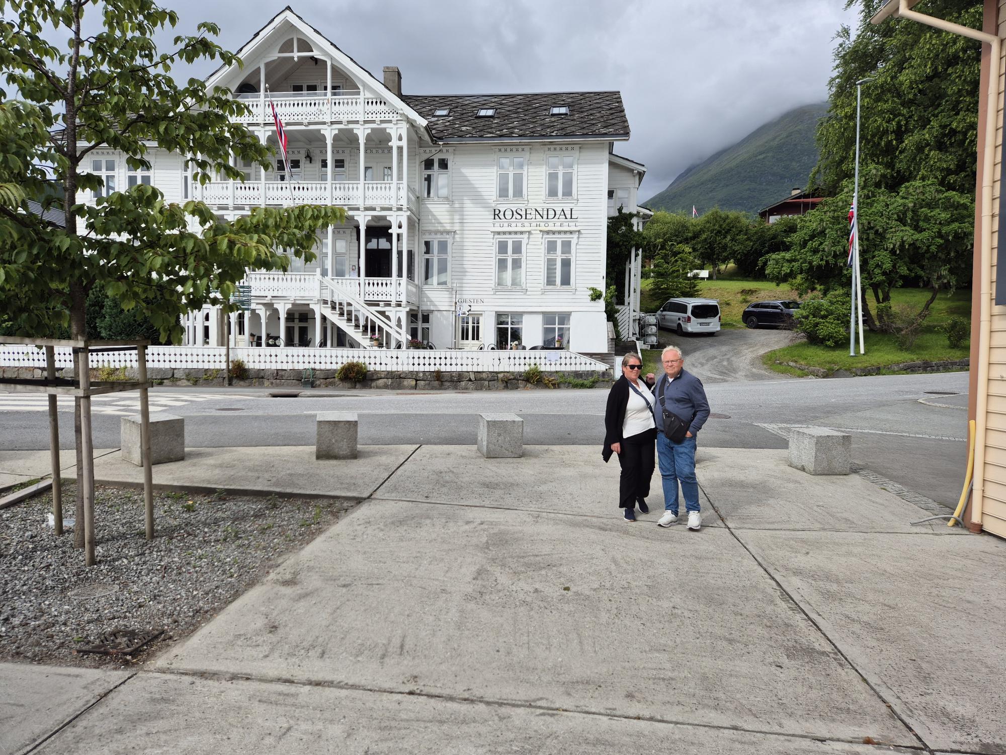 Baroniet Rosendal omgitt av grønn hage en sommerdag
