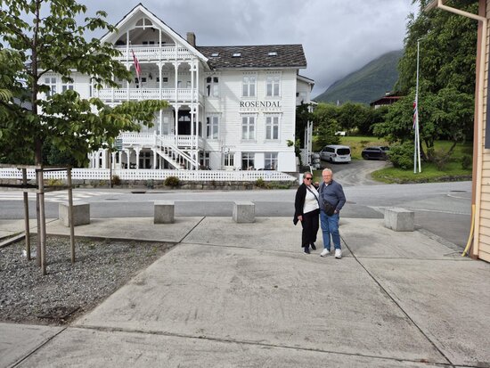 Baroniet Rosendal omgitt av grønn hage en sommerdag