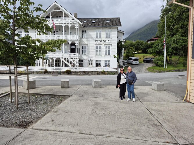 Baroniet Rosendal omgitt av grønn hage en sommerdag