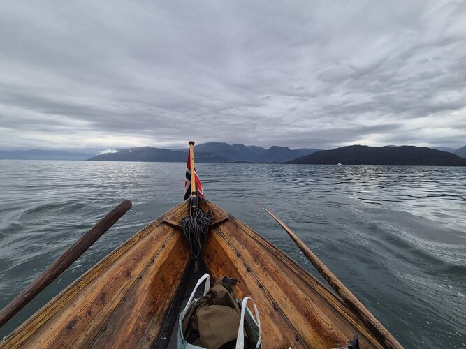 Soloppgang over fjord og fjell i Sunnhordland