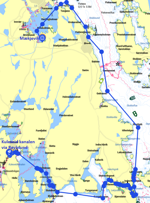 Trebåt som ror gjennom en smal norsk kanal omgitt av svaberg