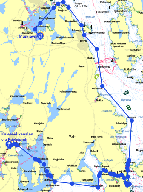 Trebåt som ror gjennom en smal norsk kanal omgitt av svaberg