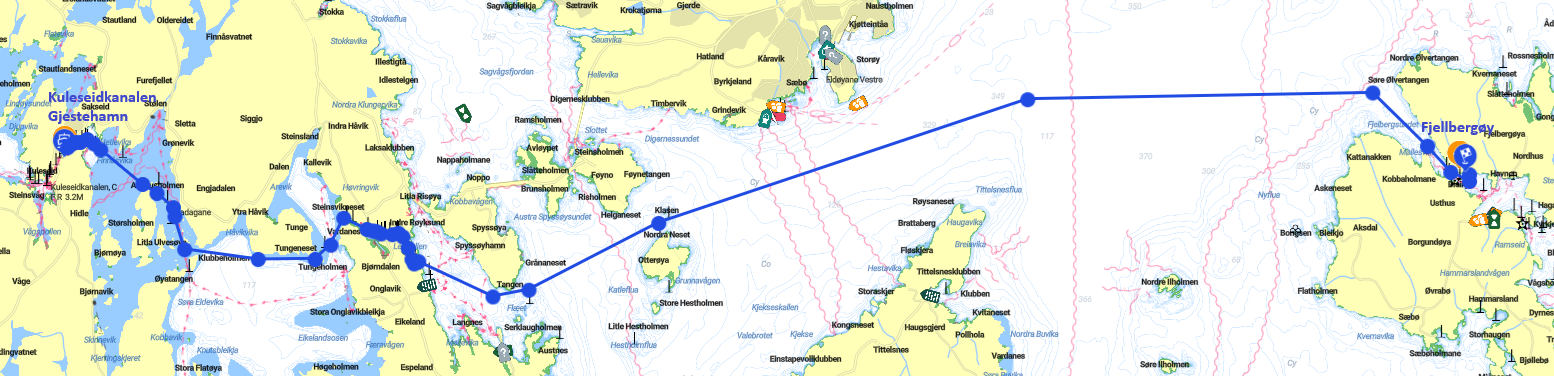 Robåt mellom små grønne øyer i skjærgården