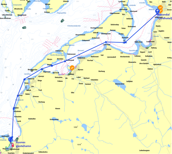 Trebåt på fjord med utsikt mot fjell ved Rosendal